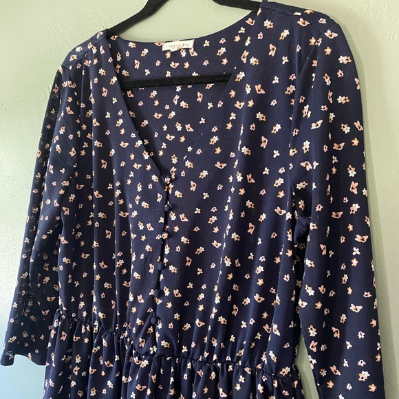 V-neck dress, with 3/4 sleeves and cinched waist, ditzy floral pattern, size XL - Picture 2 of 10